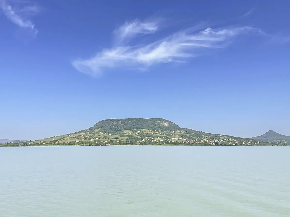Badacsony látképe a Balaton vizéről, tiszta nyári égbolt alatt