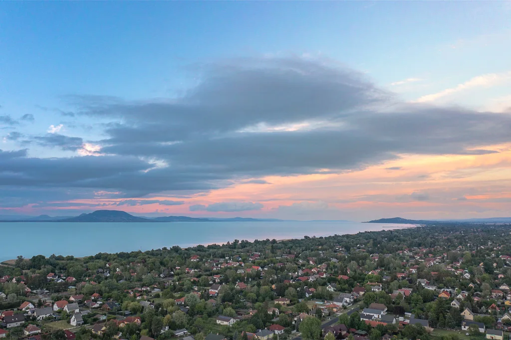 A Balaton és a déli part települései légi felvételen alkonyatkor