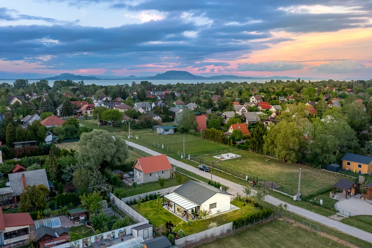 Balatonkeresztúr és a Balaton látképe naplemente idején