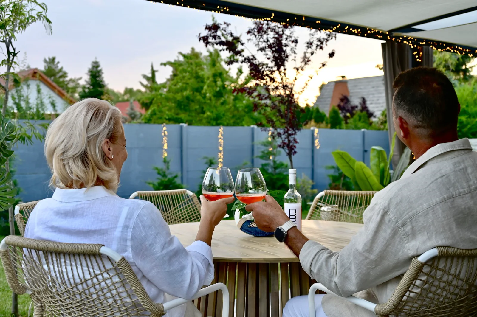 MeTime Balaton vendégház terasza és kertje nyugodt esti hangulatban