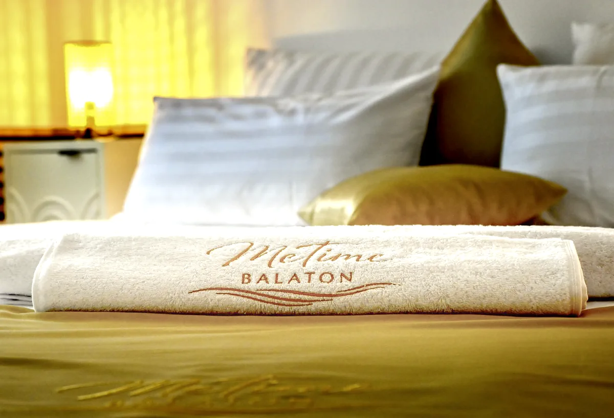 MeTime Balaton törölköző-bekészítés a napfényes hálószobai ágyon