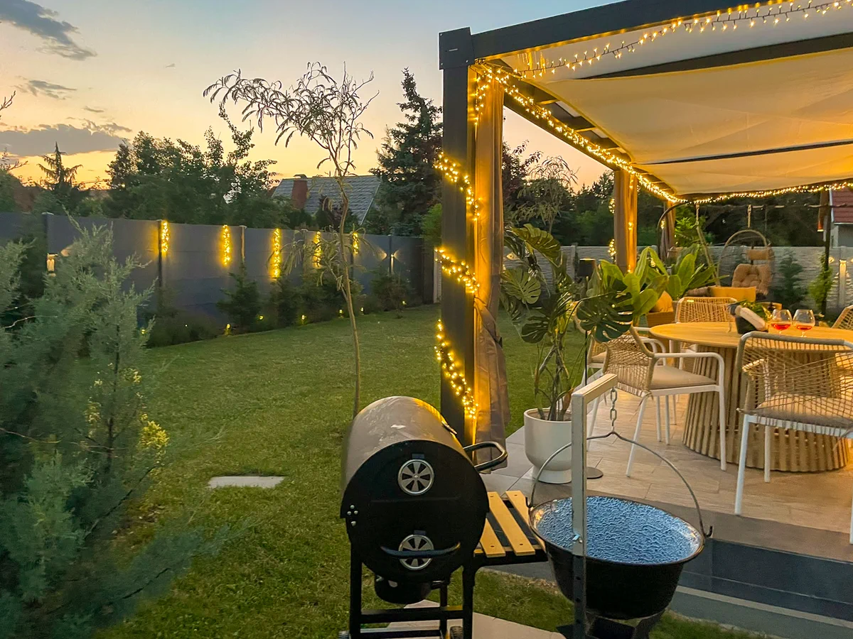 Privát kert és fedett terasz esti hangulatfényekkel a MeTime Balaton vendégháznál