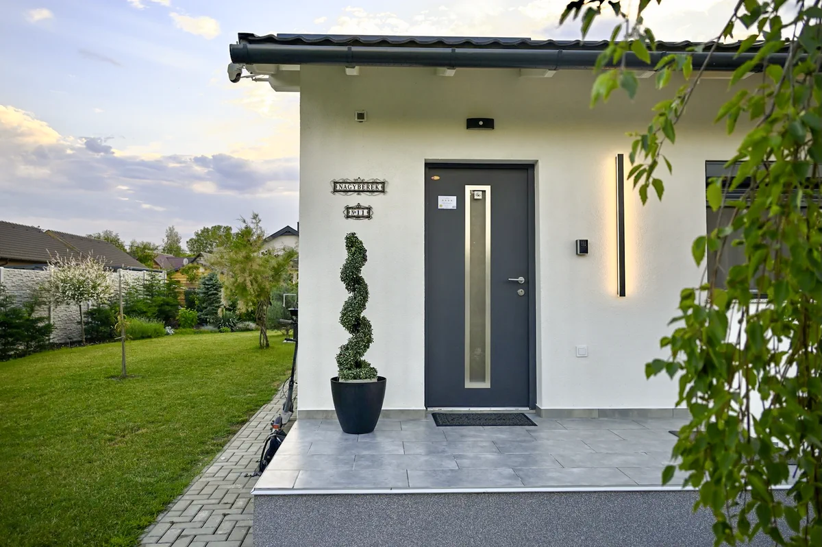 A MeTime Balaton vendégház bejárata rendezett kerti sétánnyal