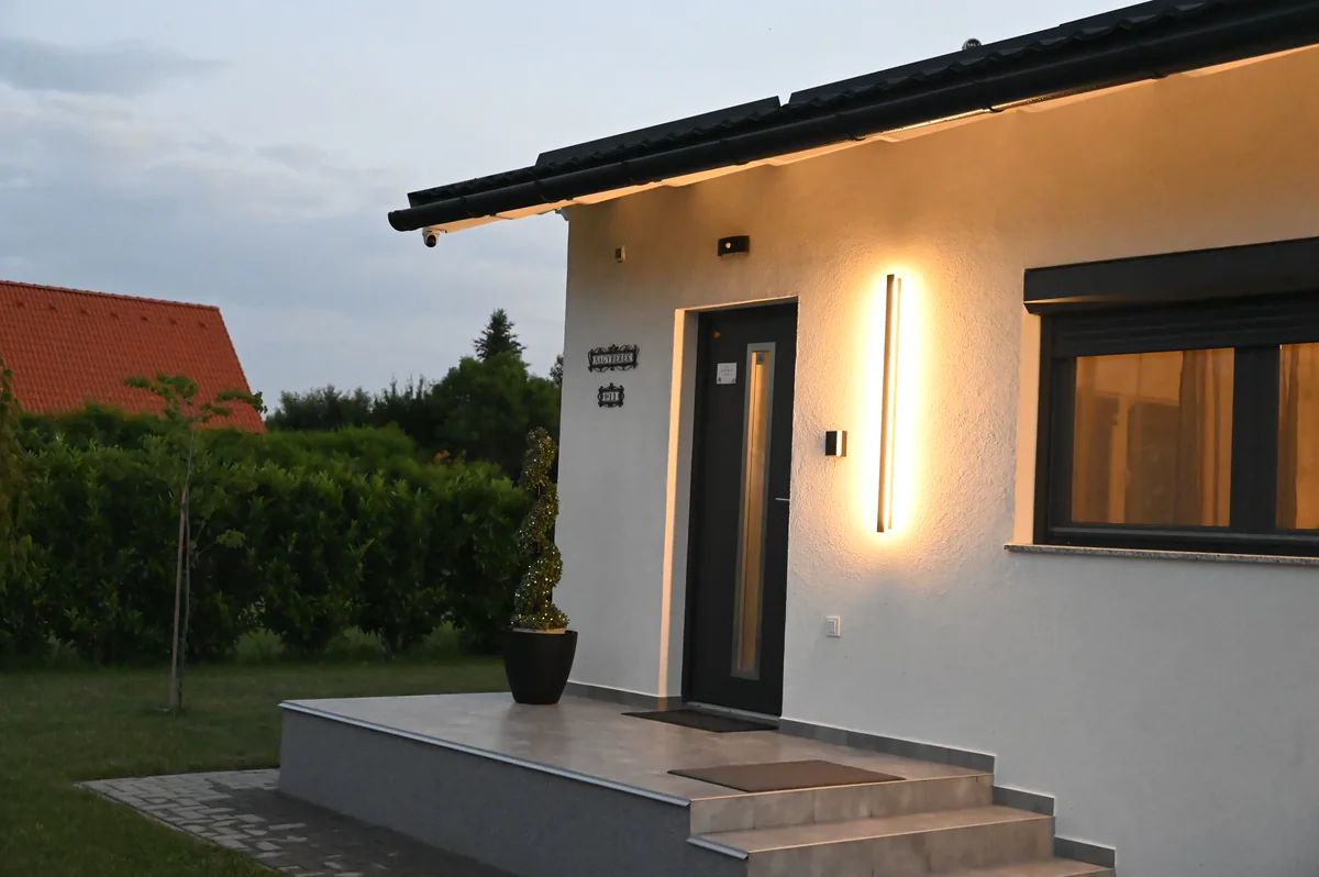 A MeTime Balaton vendégház bejárata esti világításban