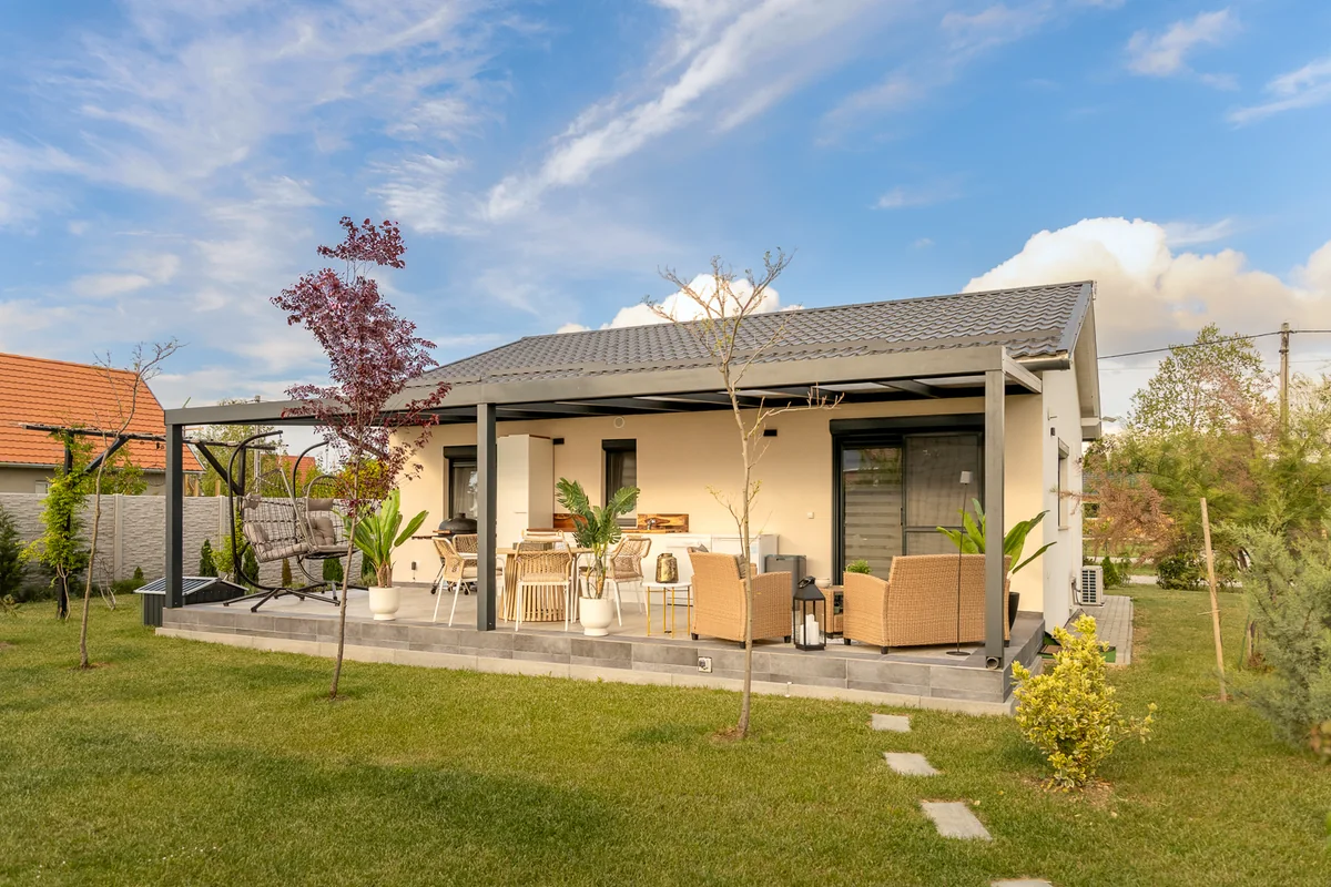 A MeTime Balaton vendégház és terasza a napfényes kertből nézve