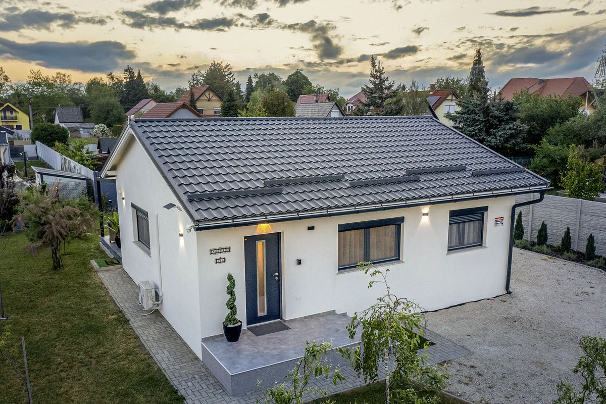 A MeTime Balaton vendégház és kertje légi nézetből alkonyatkor